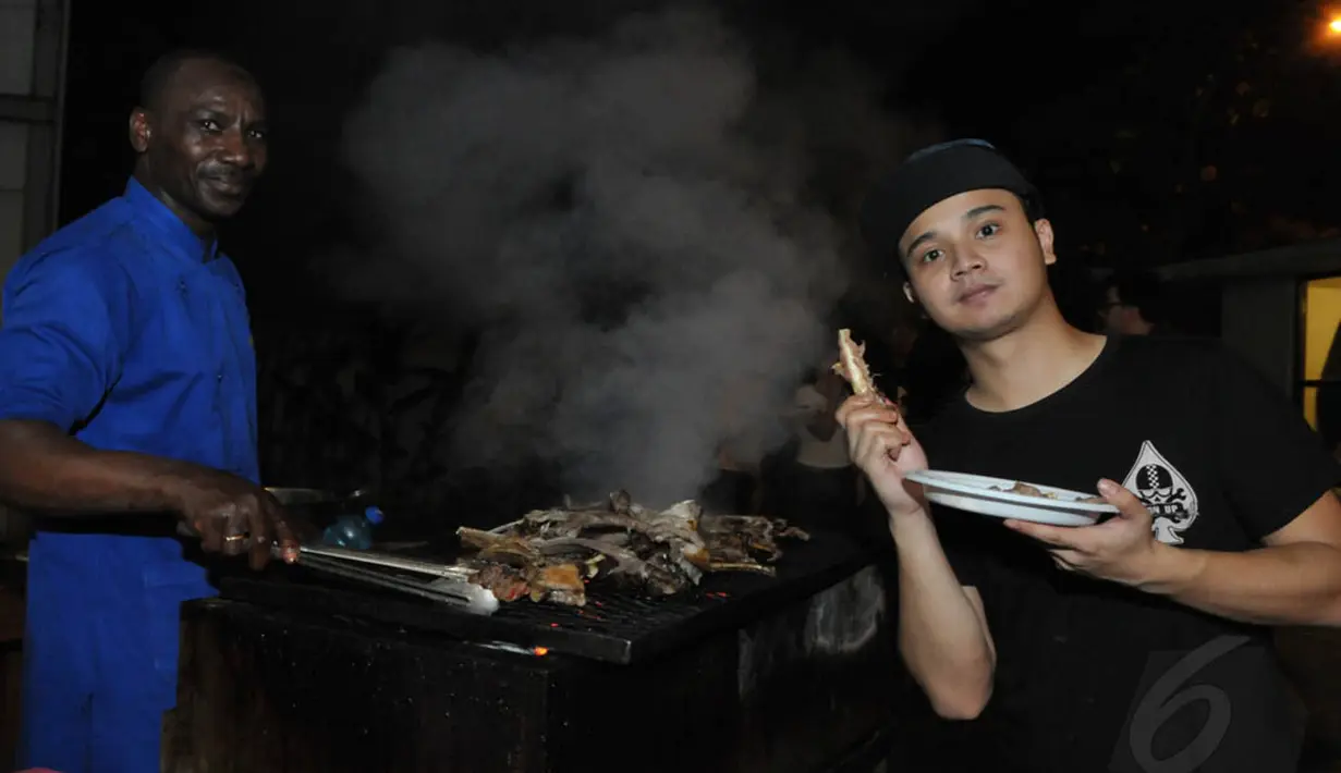 Untuk menghidangkan makanan khas Afrika, Derby memboyong pemilik sekaligus koki masakan tersebut ke lokasi syuting, Bekasi, Senin (9/6/14). (Liputan6.com/Panji Diksana)