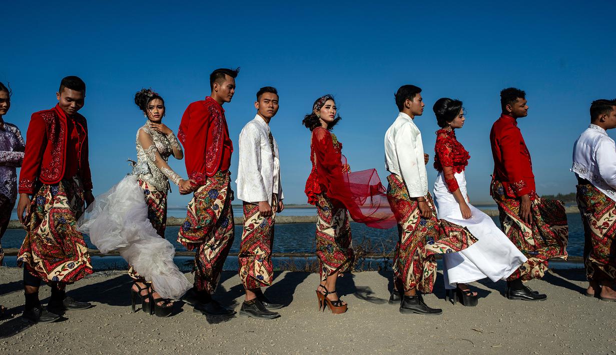 Lenggak-lenggok Model di Tanggul Lumpur Sidoarjo