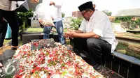 Ibunda Rano Karno Dimakamkan Satu Liang dengan Suami