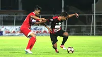 Trubus Gunawan (kanan) berambisi menambah pundi-pundi gol saat Persewangi menjamu PSBK di Stadion Diponegoro Banyuwangi, Sabtu (29/7/2017). (Bola.com/Robby Firly)