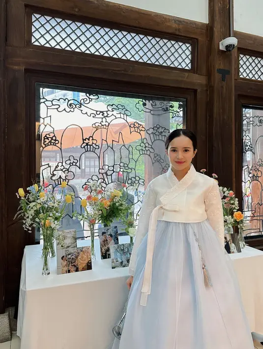 Beby tampil anggun mengenakan hanbok dengan atasan berwarna putih dan rok berwarna biru muda. Penampilannya dilengkapi dengan pulasan makeup natural dan tatanan rambut up do sederhana. [@bebytsabina]