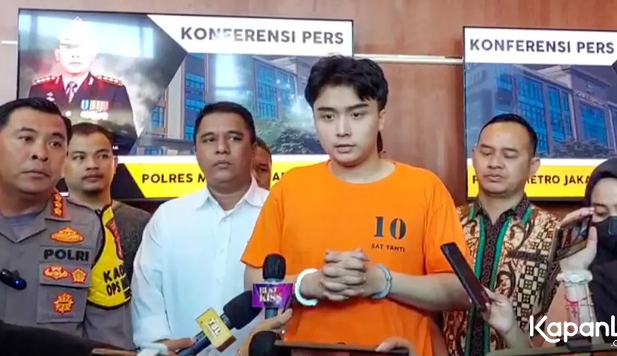 Artis berusia 26 tahun itu juga menjalani tes urin dan dinyatakan negatif narkoba. Leon dijerat dengan Pasal 351 KUHP tentang penganiayaan. [Foto: KapanLagi.com/Muhammad Akrom Sukarya]
