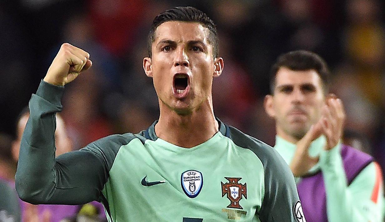 Striker Portugal, Cristiano Ronaldo, merayakan kemenangan Portugal atas Hongaria pada laga Kualifikasi Piala Dunia 2018 di Stadion Groupama, Minggu (3/9/2017). Portugal menang 1-0 atas Hongaria. (AP/Tamas Kovacs)