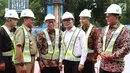 Menaker, Hanif Dhakiri bersama Direktur Utama BPJS Ketenagakerjaan Agus Susanto melihat peletakan batu pertama dalam proyek pembangunan Social SecurityTower, Jakarta, Selasa (30/5). (Liputan6.com/Angga Yuniar)
