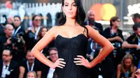 Kekasih striker Juventus Cristiano Ronaldo, Georgina Rodriguez berpose di karpet merah saat tiba menghadiri Festival Film Venice ke-75 di Venice, Italia, (29/8). Georgina Rodriguez tampil seksi dengan gaun hitam. (Claudio Onorati/ANSA via AP)