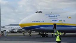 Pesawat Antonov An- 225 Mriya saat mendarat di bandara Perth, Australia, (15/5).Sekarang pesawat ini hanya digunakan untuk pengiriman barang berskala besar atau kargo. (Greg Wood / AFP)