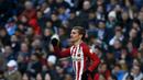 Pemain Atletico Madrid, Antoine Griezmann  merayakan golnya ke gawang Real Madrid pada lanjutan La Liga Spanyol pekan ke-26 di Stadion Santiago Bernabeu, Sabtu (27/2/2016) Malam WIB. (REUTERS/Sergio Perez)