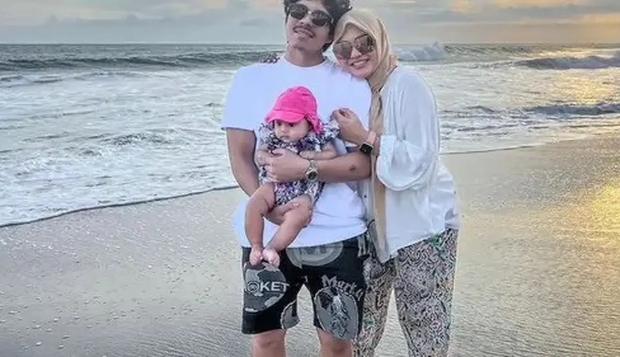 Aurel Hermansyah mengenakan kemeja lengan panjang dipadukan celana panjang motif dengan kerudung coklatnya. Atta tampil dengan kaos hitam dan celana pendek hitam. [@aurelie.hermansyah]