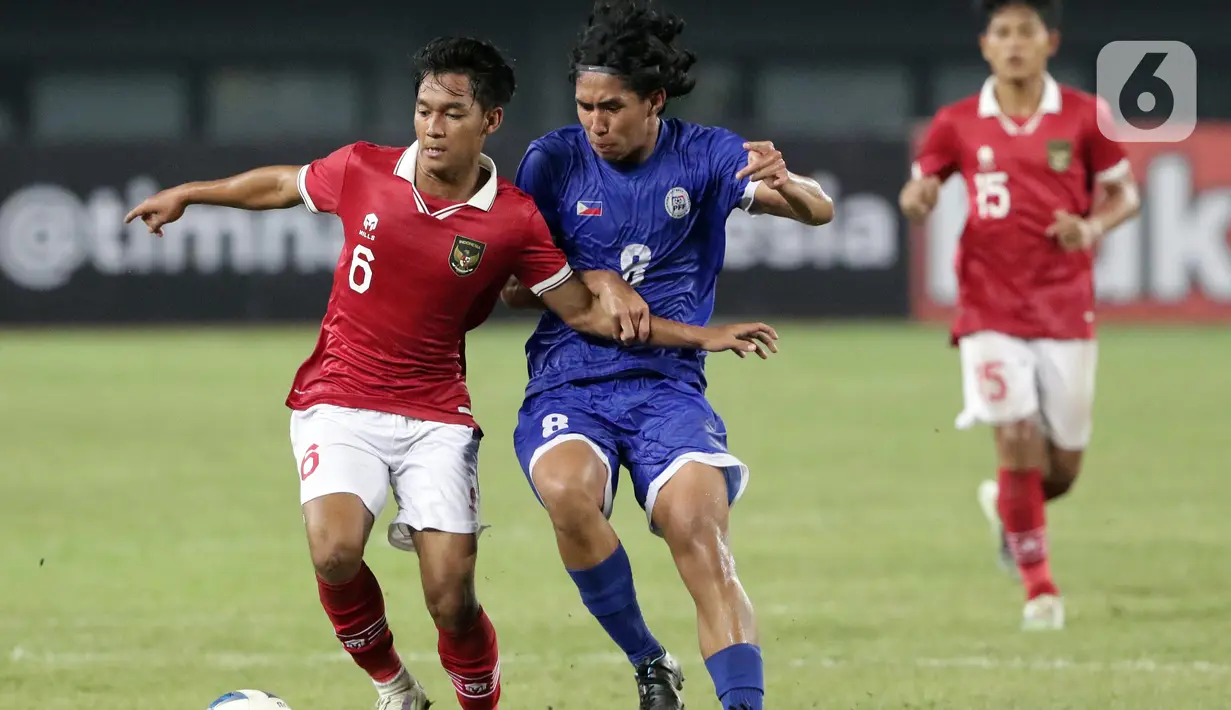 Pemain tengah Timnas Indonesia U-19, Frezy Al Hudali (kiri) berebut bola dengan Kamil Jaser Rendon Amirul (Filipina U-19) pada lanjutan penyisihan grup A Piala AFF U-19 2022 di Stadion Patriot Candrabhaga, Bekasi, Jawa Barat, Jumat (8/7/2022). Laga berakhir dengan keunggulan Timnas Indonesia U-19 dengan skor 5-1. (Liputan6.com/Helmi Fithriansyah)