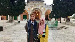 Penyanyi Mulan Jameela dan Ahmad Dhani foto bersama di halaman Masjid Al Aqsa, Yerusalem. Dalam wisata religinya ini Mulan dan Dhani tidak mengajak seluruh anak mereka. (Instagram/@mulanjameela1)