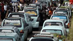 Sopir angkot Tanah Abang menuntut dibuka kembali jl. jatibaru raya, akibat penataan Tanah Abang penghasilan mereka turun drastis.