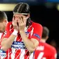 Pemain Atletico Madrid, Filipe Luis mengusap wajahnya sebelum matchday terakhir Grup C Liga Champions kontra Chelsea di Stamford Bridge, Rabu (6/12). Atletico Madrid gagal melangkah ke babak 16 besar setelah bermain imbang 1-1. (AP/Frank Augstein)