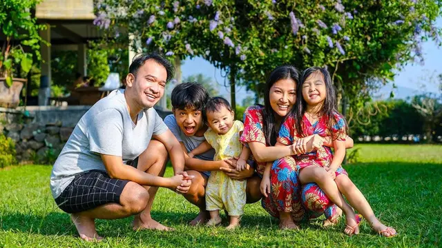 6 Momen Seru Liburan Keluarga Ruben Onsu, Ajak Anak Panen Padi