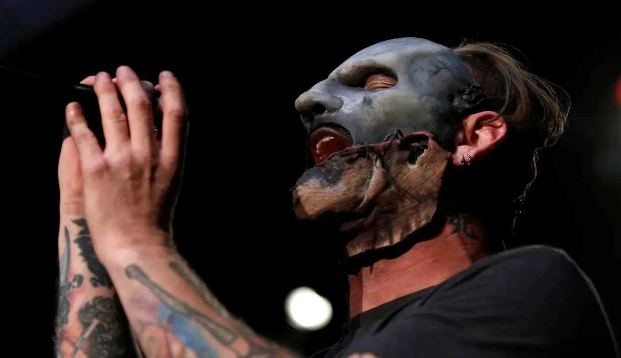 Vokalis Slipknot, Corey Taylor bernyanyi dalam acara "Ozzfest Meets Knotfest" di Hollywood Palladium, Los Angeles , AS , 12 Mei 2016. "Ozzfest Meets Knotfest" merupakan festival musik yang nantinya akan digelar di California.  (REUTERS / Mario Anzuoni)