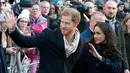 Pangeran Harry dan tunangannya, Meghan Markle melambaikan tangan setibanya di Nottingham Contemporary, Inggris, Jumat (1/12). Mereka mengunjungi Nottingham Contemporary untuk menghadiri acara amal Terrence Higgins Trust World AIDS Day. (AP/Frank Augstein)