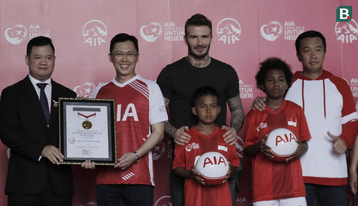 Legenda sepak bola Inggris, David Beckham, foto bersama di Stadion Soemantri Brodjonegoro, Jakarta, Minggu (25/3/2018). AIA membagikan 10.000 bola kepada akademi sepak bola di Indonesia. (Bola.com/M Iqbal Ichsan)