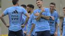 Gelandang depan Argentina Leandro Paredes (Tengah) dan penyerang Angel Di Maria (kanan) bercanda di samping gelandang Rodrigo De Paul selama sesi latihan menjelang pertandingan persahabatan melawan timnas Panama dan timnas Curacao, di Ezeiza, Buenos Aires, Rabu (22/3/2023). (Photo by JUAN MABROMATA / AFP)