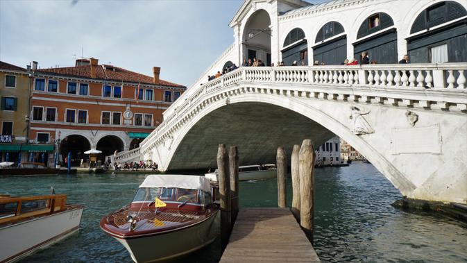 Jembatan Rialto, lokasi favorit bagi wisatawan untuk mengabdikan momen di Venesia. (Liputan6.com/Marco Tampubolon)