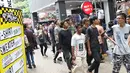Sejumlah pengunjung memadati area Jakcloth Year End Sale di Parkir Timur Senayan, Jakarta, Sabtu (22/12). Memasuki tahun ke-9, JakCloth tetap menarik minat masyarakat untuk berkunjung dan berbelanja. (Liputan6.com/Helmi Fithriansyah)