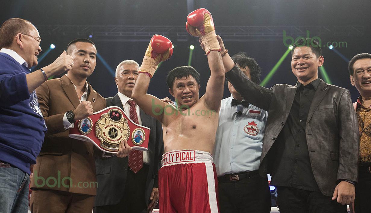 Petinju legendaris Indonesia, Ellyas Pical, usai melakukan pertarungan ekshibisi melawan Feras Taborat, di Balai Sarbini, Jakarta, Jumat (5/2/2016). Laga itu berakhir sama kuat. (Bola.com/Vitalis Yogi Trisna)