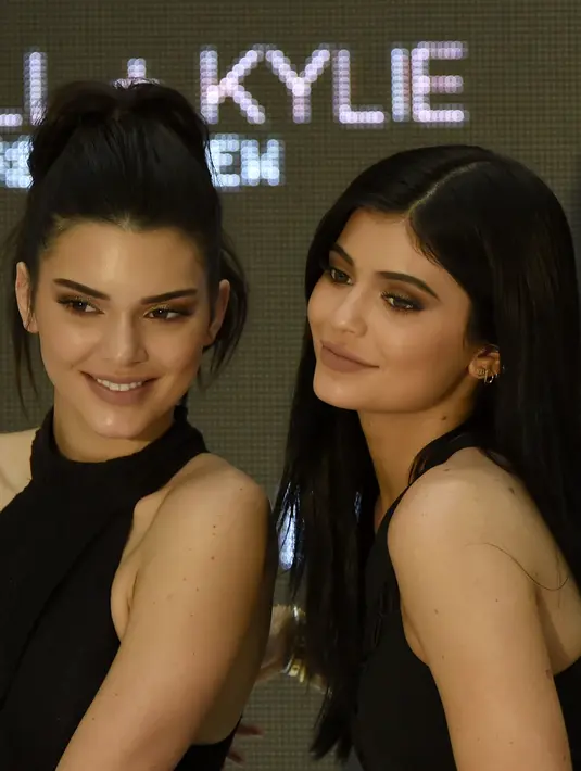 Kylie Jenner mengaku ia tak ingin kalah dengan sang kakak Kendall Jenner yang berbakat didunia modeling. Tak butuh waktu lama, Kylie Jenner pun laris didapuk menjadi brand ambassador merk terkenal. (AFP/Bintang.com)