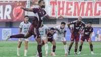 Bek PSM Makassar, Yuran Fernandes mengeksekusi tendangan penalti dengan sempurna ke gawang Persik Kediri dalam laga pekan ke-29 BRI Super League 2025/2026 di Stadion Gelora BJ Habibie, Parepare, Sulawesi Selatan, Kamis (23/4/2026). (Dok. PSM)