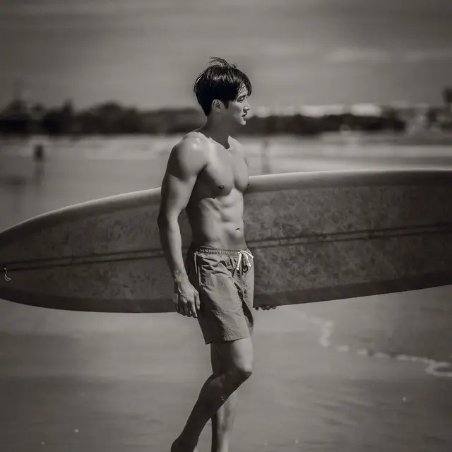 Gaya Maskulin Ahn Bo Hyun Pamer Tubuh Kekar di Bali Bikin Netizen Menjerit