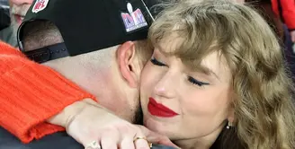Taylor Swift terlihat menghadiri Super Bowl untuk memberikan dukungan kepada sang kekasih Travis Kelce. [Foto: Instagram/voguebeauty]