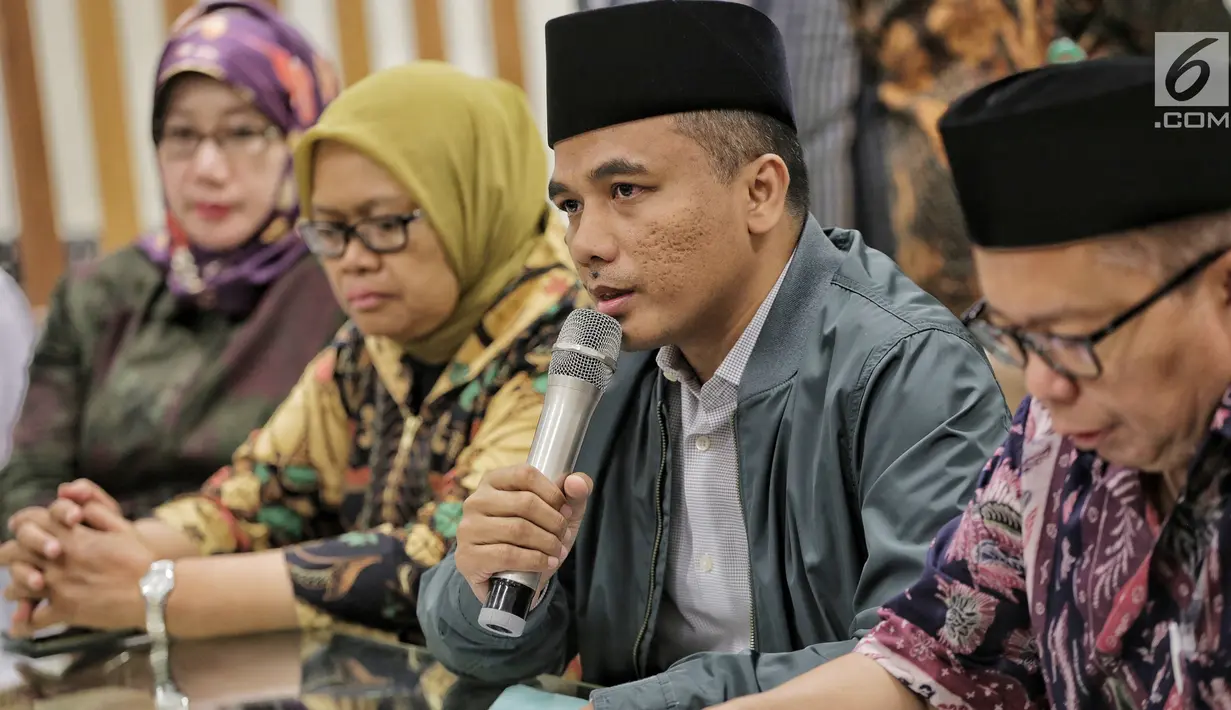 Wasekjen PPP M Arwani Thomaf menggelar konferensi pers penetapan status tersangka Ketum PPP Romahurmuziy di Jakarta, Sabtu (16/3). KPK menetapkan Romi sebagai tersangka suap pengisian jabatan di Kementerian Agama (Kemenag). (Liputan6.com/Faizal Fanani)