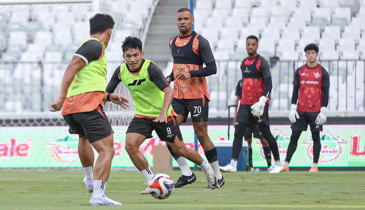 Pelatih Persija, Mauricio Souza memastikan seluruh program latihan tetap berjalan sesuai rencana. Tampak dalam foto, pemain persija Jakarta saat latihan resmi jelang laga melawan Persis Solo pada pekan ke-30 BRI Super League di Stadion Utama Gelora Bung Karno SUGBK), Jakarta, pada Minggu (26/4/2026). (Bola.com/Abdul Aziz)