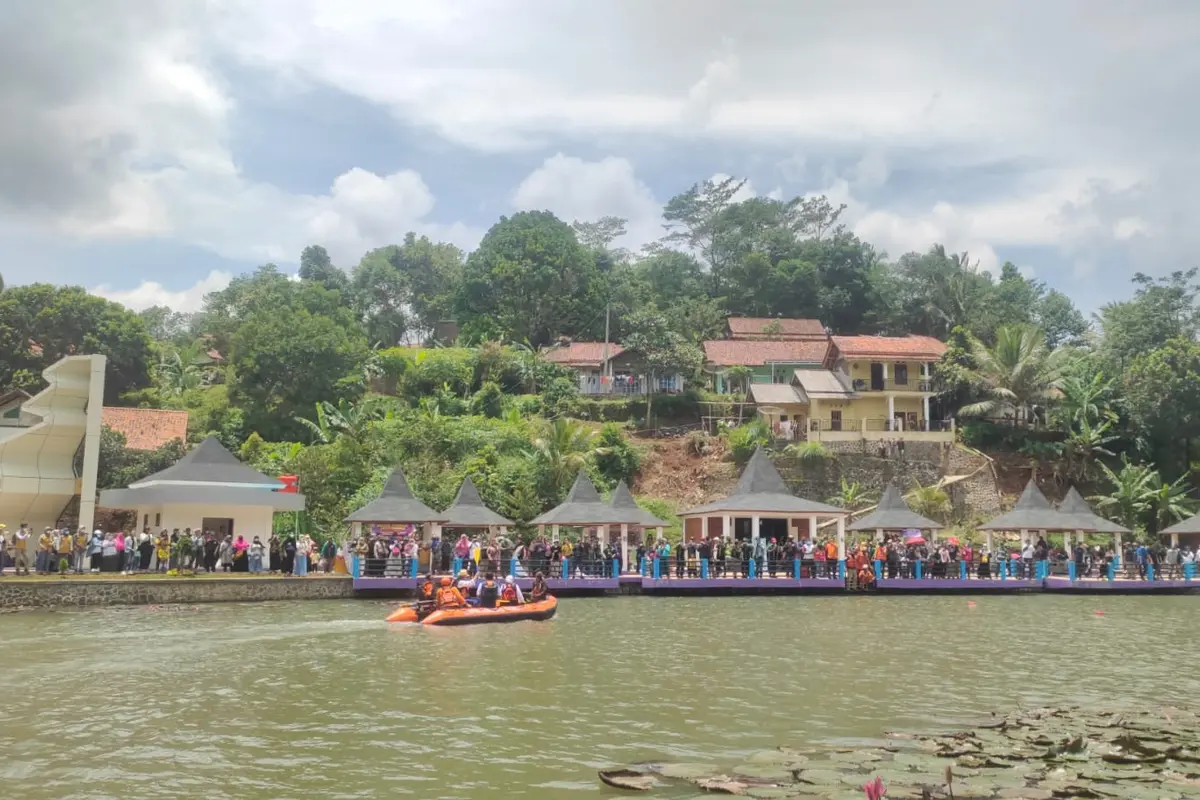 Menawarkan keteduhan dan panorama asri alam terbuka bagi pengunjung, kehadiran Situ Wangi yang letaknya tidak terlalu jauh dari pusat kabupaten Ciamis, diharapkan memberikan kebahagiaan dan keceriaan bagi Anda.