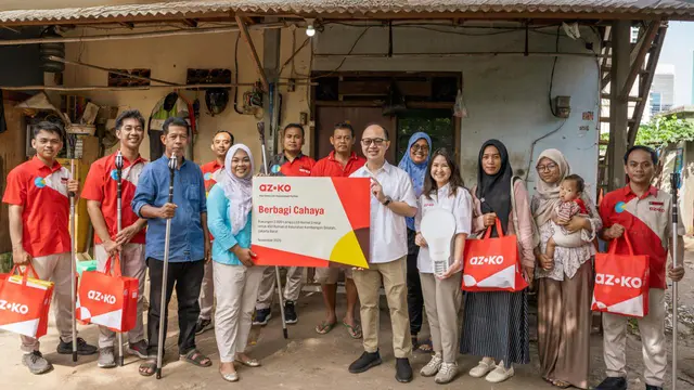 Simbolisasi penyerahan langsung dukungan 2.500 lampu LED hemat energi AZKO oleh Direktur PT Aspirasi Hidup Indonesia Tbk, Gregory S. Widjaja dan Teresa Wibowo, secara langsung untuk 450 rumah warga di Kelurahan Kembangan Selatan, sebagai implementasi peng