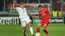 Pemain Liverpool, Philippe Coutinho, berusaha melewati pemain Augsburg, Alexander Esswein, pada laga leg pertama 32 besar Liga Europa, di WWK Arena, Augsburg, Jerman, Jumat (19/2/2016) dini hari WIB. (AFP/Christof Stache)