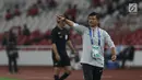 Pelatih Timnas Indonesia, Indra Sjafri memberi arahan pada pemainnya saat melawan UEA U-19 pada penyisihan Grup A Piala AFC U-19 2018 di Stadion GBK, Jakarta, Rabu (24/10). Babak pertama, Indonesia unggul 1-0. (Liputan6.com/Helmi Fithriansyah)