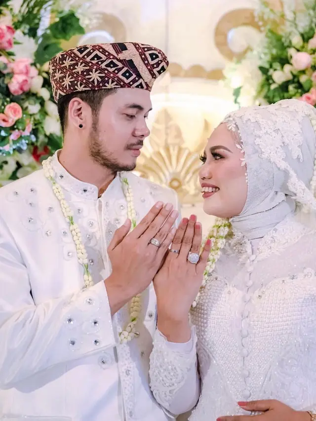 6 Potret Kenangan Elly Sugigi dan Aher yang Resmi Cerai, Disebut Ada Orang Ketiga