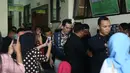 Sekitar 12 laki-laki yang mengenakan baju safari hitam ternyata bodyguards Atalarik yang bertugas mengawalnya selama berada di lokasi persidangan. Hal ini tentunya mengundang perhatian publik. (Nurwahyunan/Bintang.com)