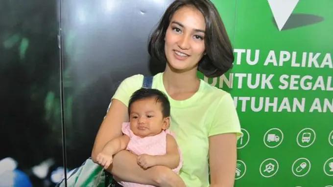 Atiqah Hasiholan dan Salma/copyright: KapanLagi.com