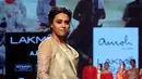 Aktris Bollywood India Swara Bhaskar berpose saat mengenakan busana rancangan desainer Amoh oleh Jade di Lakmé Fashion Week Summer Resort 2017 di Mumbai, India  (3/2). (AFP Photo/Sujit Jaiswal)