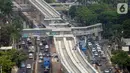 Proyek pembangunan Light Rail Transit (LRT) Jabodebek terlihat di Jalan Kuningan, Jakarta, Jumat (11/10/2019). Jalur yang akan menghubungkan Jakarta, Bogor, Depok, dan Bekasi tersebut ditargetkan akan rampung pada tahun 2021. (merdeka.com/Dwi Narwoko)