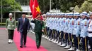 Menteri Pertahanan Republik Indonesia, Sjafrie Sjamsoeddin (tengah) bersama Menteri Pertahanan Nasional Vietnam Phan Van Gang (kanan) memeriksa pasukan jajar kehormatan di Kementerian Pertahanan di Jakarta pada Senin, 10 Maret 2025. (Aditya Irawan/AFP)