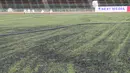 Kondisi rumput dari Stadion National Olympic di Phnom Penh, Rabu (20/2). Stadion ini menjadi salah satu venue yang menggelar laga Piala AFF U-22 2019. (Bola.com/Zulfirdaus Harahap)
