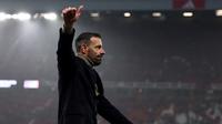 Pelatih interim Manchester United, Ruud van Nistelrooy memberikan gestur jempol setelah laga lanjutan Liga Inggris 2024/2025 di Old Trafford, Manchester, Inggris, Minggu (10/11/2024). (AFP/Darren Staples)