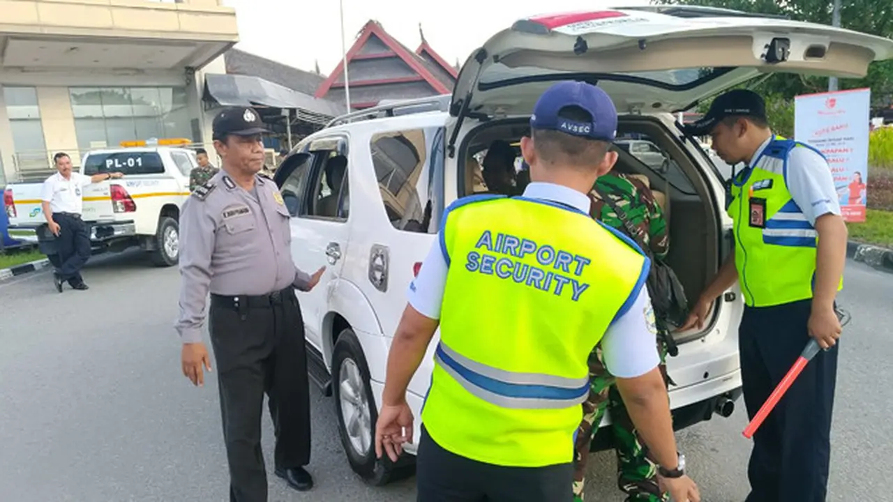 Pengawasan kendaraan di Bandar Udara Internasional Sultan Aji Muhammad Sulaiman Sepinggan Balikpapan