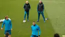 Pelatih Real Madrid Zinedine Zidane melihat para pemainnya berlatih jelang menghadapi wakil Jerman, Bayern Munchen pada leg kedua babak semifinal Liga Champions di lapangan latihan Valdebebas di Madrid, (30/4). (AP Photo/Francisco Seco)