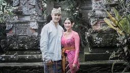 Keduanya melangsungkan pernikahan di Puri Sareh, Gianyar, Bali. Wanita yang kini berusia 39 tahun ini terlihat awet muda bahkan tetap cantik dengan kebaya Bali. Untuk menghormati pernikahan mereka, Happy Saslma di beri nama Jero Happy Salma Wanasari.(Liputan6.com/IG/@happysalma)