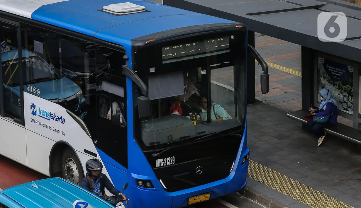 Warga menaiki Bus Transjakarta di kawasan Sudirman, Jakarta, Jumat (4/10/2024). (Liputan6.com/Angga Yuniar)
