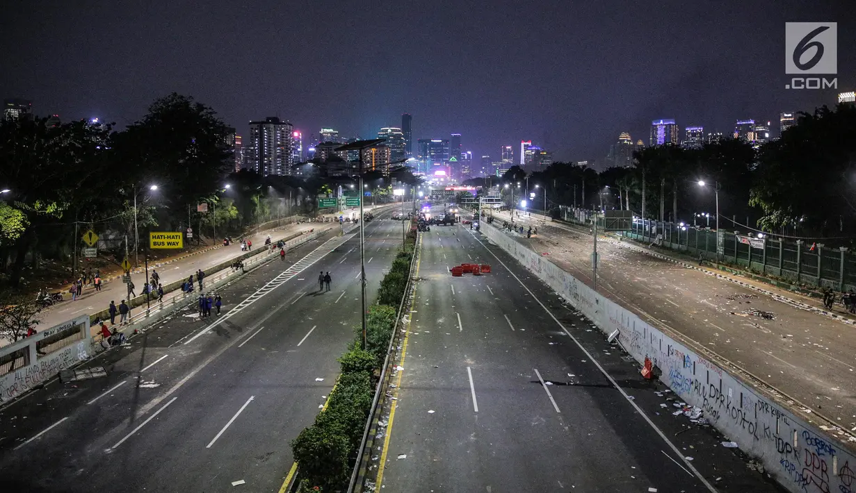 Suasana Jalan Tol Dalam Kota dan Jalan Gatot Soebroto pasca demonstrasi mahasiswa di depan Gedung DPR/MPR, Jakarta, Selasa (24/9/2019). Demonstrasi mahasiswa di depan gedung DPR RI berujung ricuh menyebabkan lalu lintas kendaraan dialihkan. (Liputan6.com/Faisal Fanani)