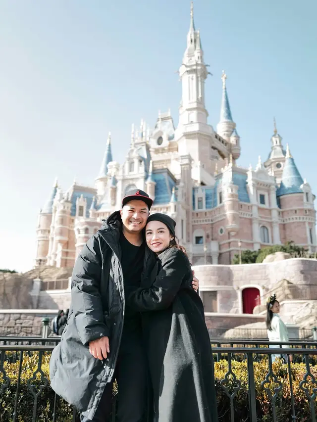 10 Tahun Menikah, Ini 6 Gaya Couple Chelsea Olivia dan Glenn Alinskie Pakai Outfit Hitam