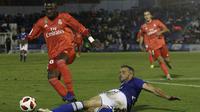 Penyerang Real Madrid, Vinicius Junior, berusaha melewati pemain UD Melilla pada laga Copa del Rey di Stadion Alvarez Claro, Melilla, Rabu (31/10/2018). Real Madrid menang 4-0 atas UD Melilla. (AP/Javier Gandul)