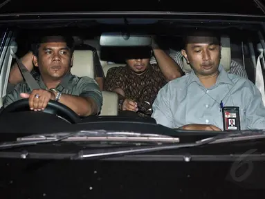 Selasa (06/05/14) malam penyidik KPK kembali mendatangi kediaman Anas Urbaningrum di kawasan Duren Sawit, Jakarta Timur (Liputan6.com/Johan Tallo)